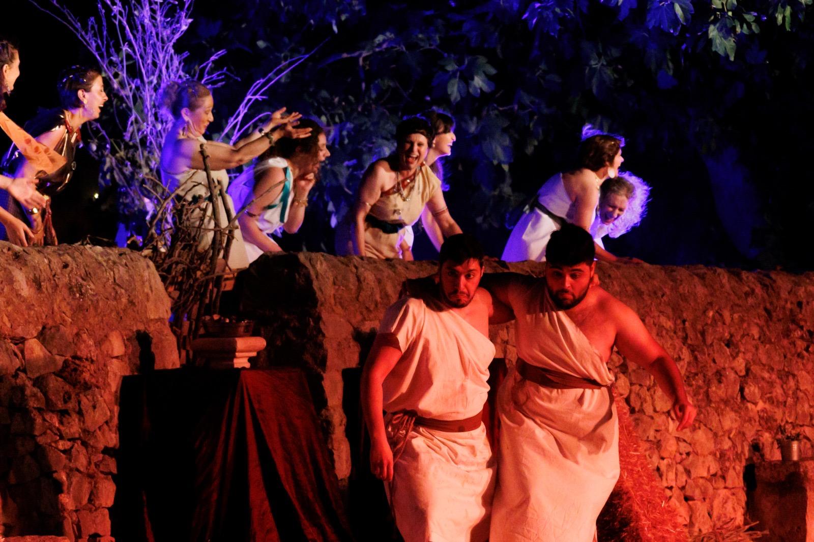 Una scena in costume, di sera