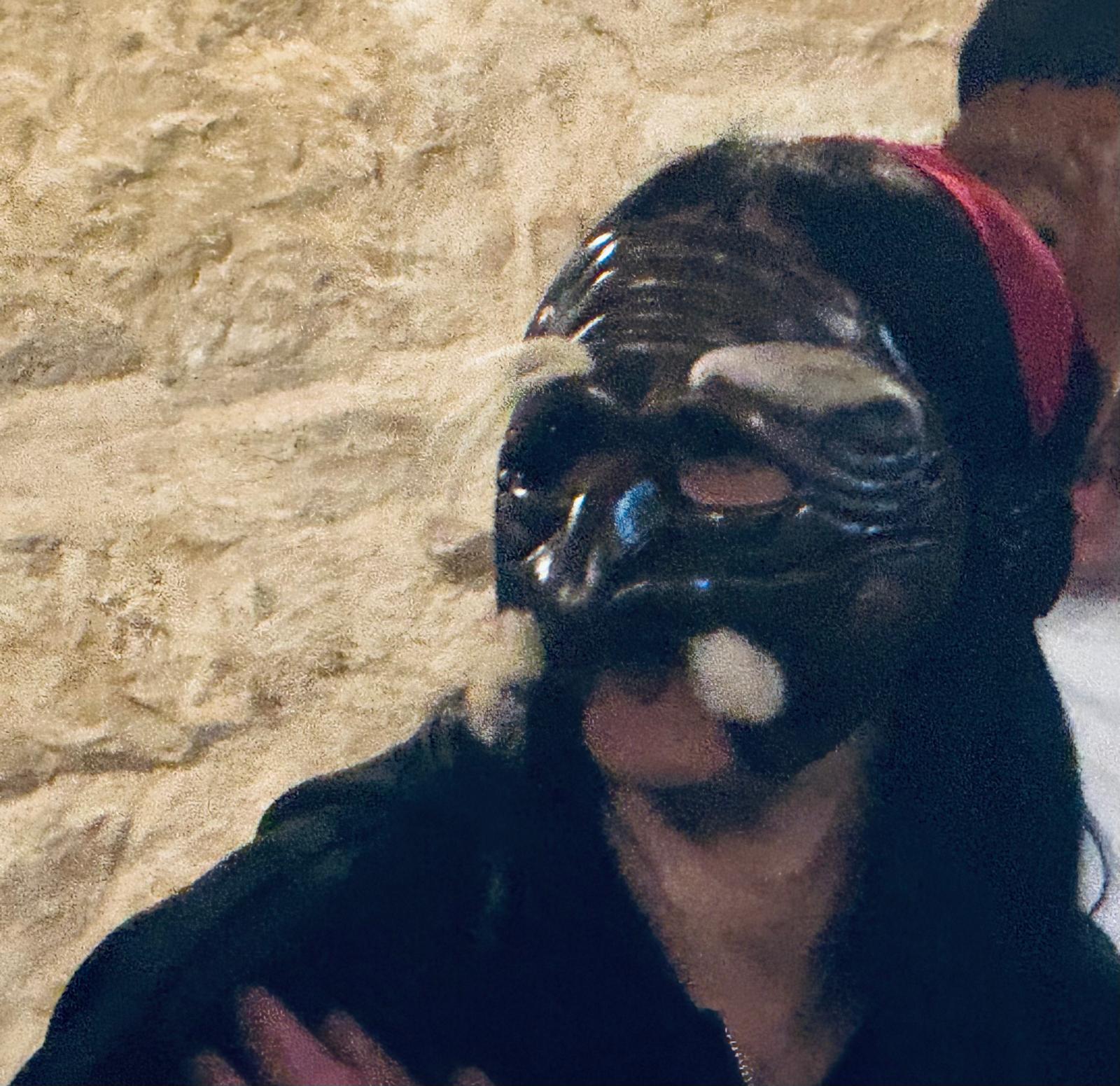 Una maschera in scena alla luce del giorno