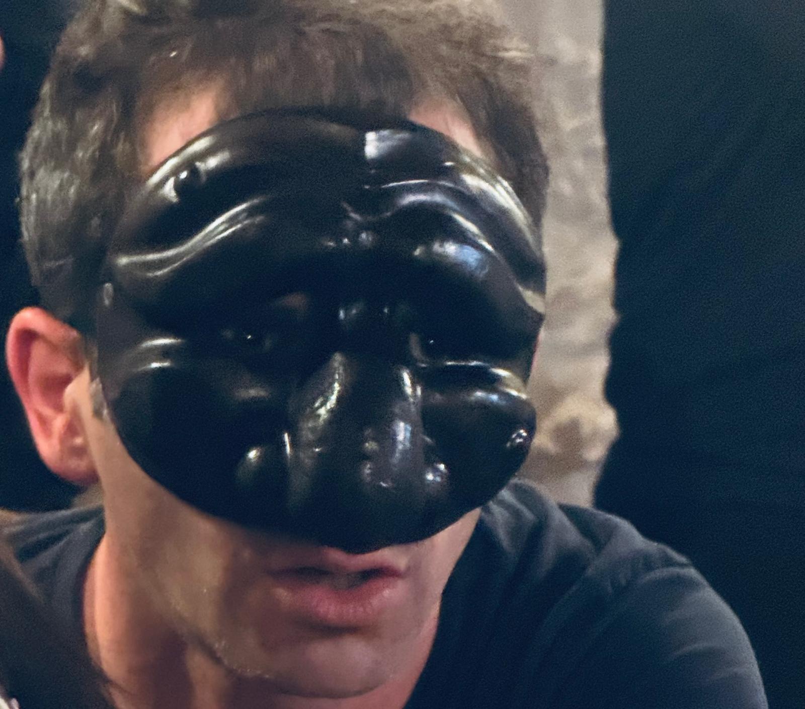 Primo piano di una maschera di commedia dell'arte