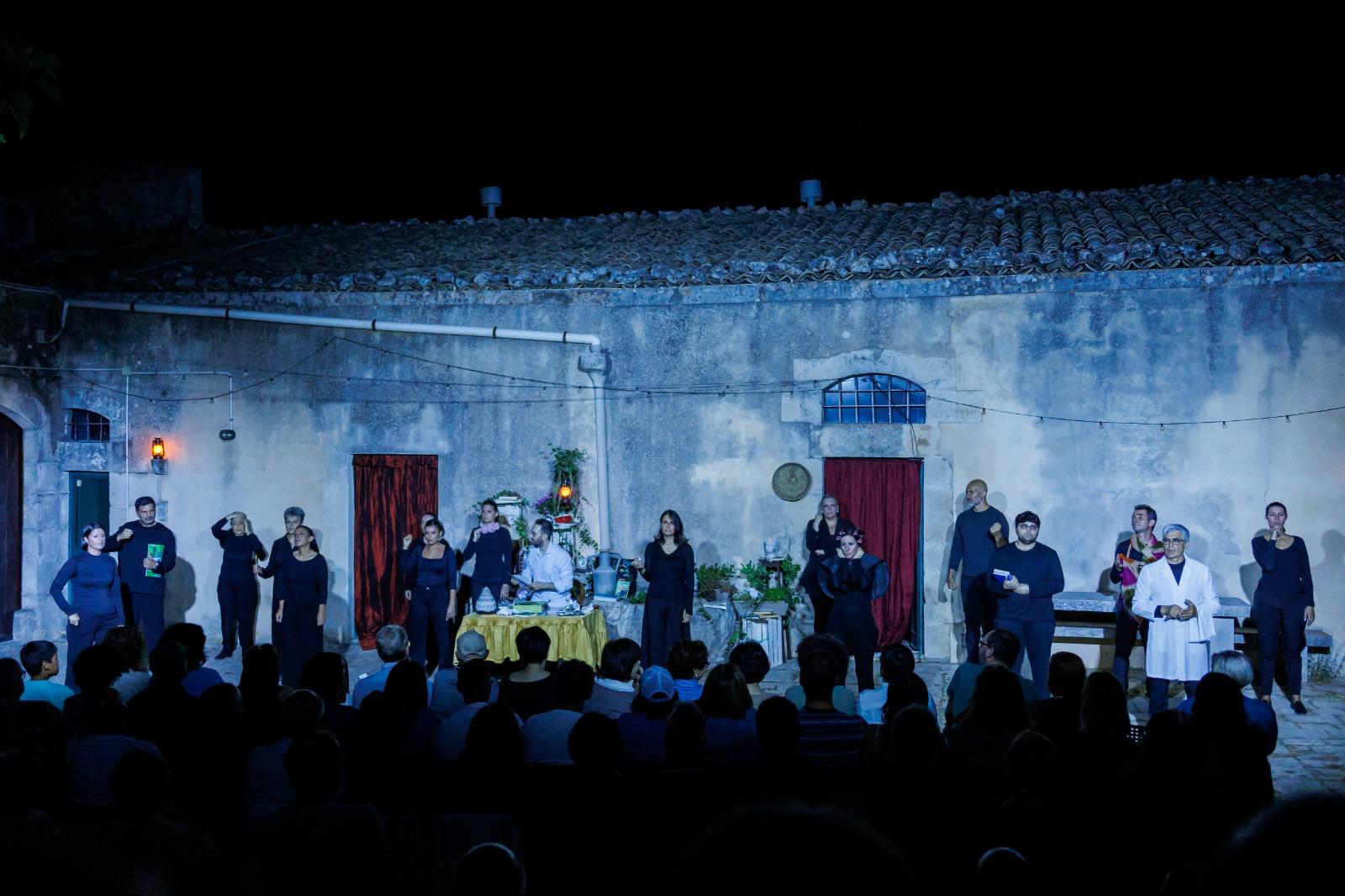 Il pubblico davanti alla scena, nel cortile di Spazio87
