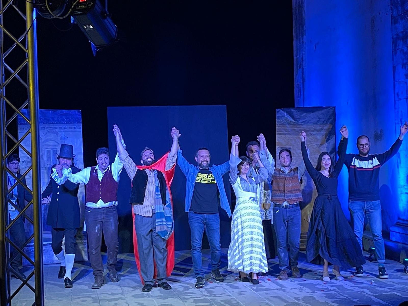 La compagnia al saluto finale, in scena